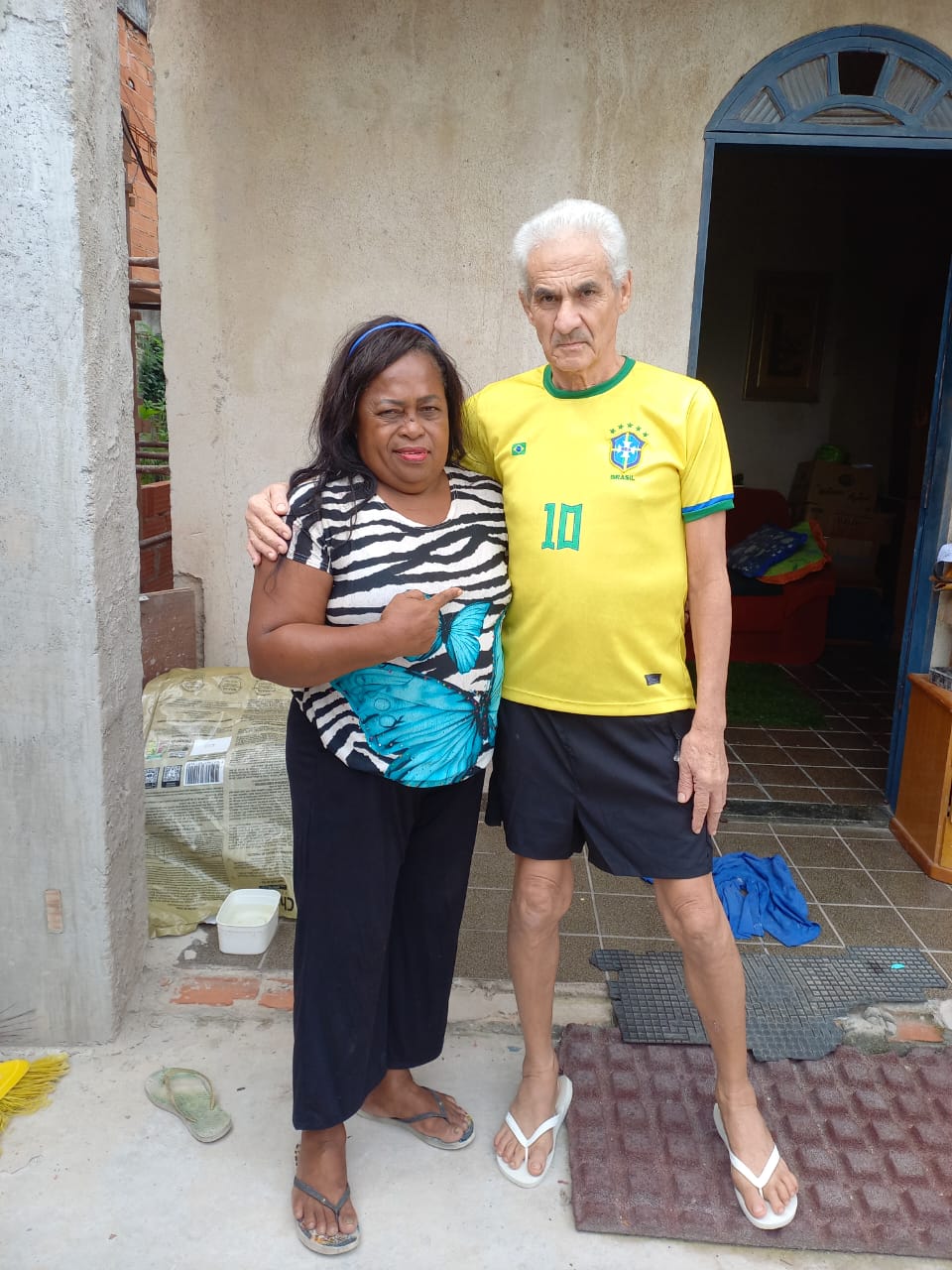 Idoso Paulo Fernando Ribas dos Santos posa para a foto